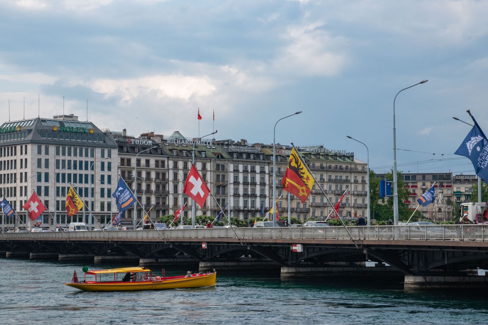 Le pont du Mont-Blanc à Genève avec les drapeaux suisses et genevois